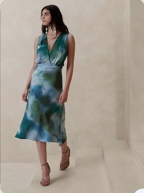 ✨ NWT Banana Republic Jessie Satin Midi Dress Size M ✨
